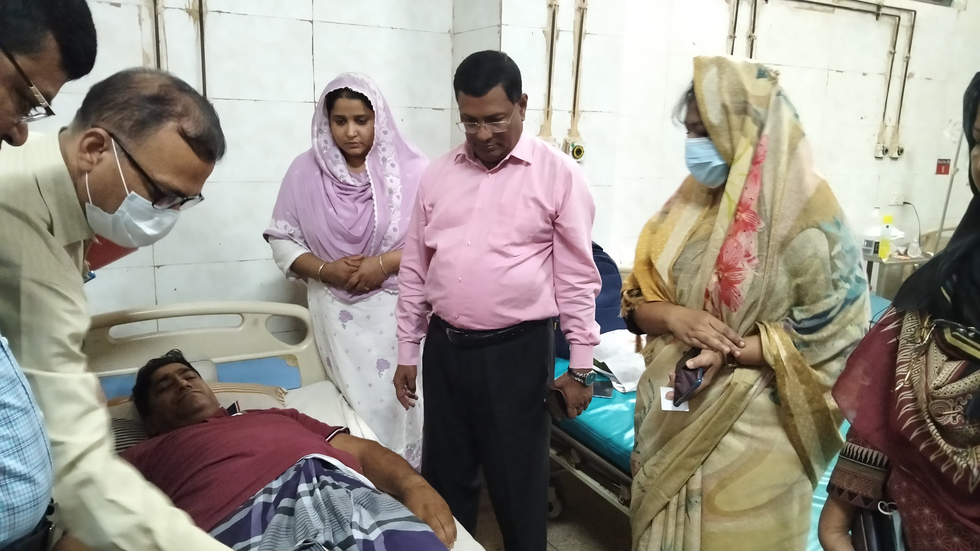 বন দখলে বাধা দেওয়ায় হামলা, আহত কর্মকর্তার পাশে পরিবেশ মন্ত্রণালয়